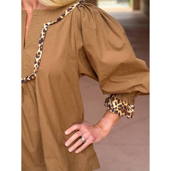 NEW UMGEE amanda leopard trim v-neck top in mocha - Picture 3 of 3
